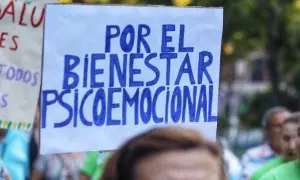 Manifestante sostiene un cartel durante una marcha por la salud mental como derecho universal con un recorrido de Atocha a Cibeles, a 10 de octubre de 2023, en Madrid (España).