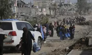 Familias palestinas cruzan Gaza de norte a sur durante la tregua humanitaria acordada entre Israel y Hamás este 26 de noviembre de 2023.