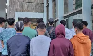 Los 12 menores tutelados por Canarias, en la puerta del juzgado de Las Palmas para denunciar agresiones de los trabajadores de su centro de acogida, el pasado viernes.