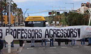 Pancarta dels universitaris tallant la universitat contra les violències masclistes dels professors