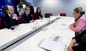 El ministro de la Presidencia, Justicia y Relaciones con las Cortes, Félix Bolaños (2i), se reúne en Bruselas con la vicepresidenta de la Comisión Europea para Valores y Transparencia, Vera Jourová) (d) este 30 de noviembre de 2023.