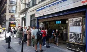 Varias personas hacen cola para comprar en la administración de loterías Doña Manolita, a 20 de septiembre de 2023, en Madrid