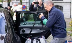 El ex eurodiputado italiano Pier Antonio Panzeri sube a un coche al salir de la prisión de Saint-Gilles en Bruselas, el 13 de abril de 2023.