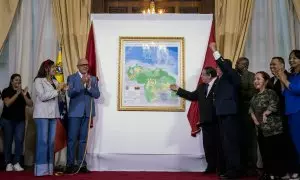 El presidente de la Asamblea Nacional venezolana, Jorge Rodríguez, junto a diputados del organismo, develan un mapa de Venezuela al que se le añade al Esequibo.