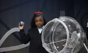 Una de las niñas de San Ildefonso durante la celebración del Sorteo Extraordinario del Niño, a 6 de enero de 2023, en Madrid.