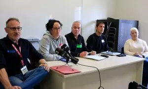 El president de Som Sanitat, Julián Roselló; Maribel Ramírez, de CGT, Jesús Frías, de CATAC-CTS, Quim Valentí, responsable de Primària a SOM Intersindical i Glòria Barriendos, coordinadora de la Intersindical a l'ICS, en roda de premsa.