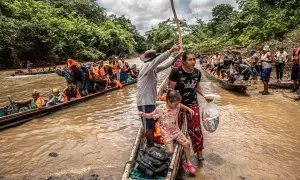 Una migrante venezolana baja junto a su hija de una canoa tras cruzar la selva del Darién, que separa Colombia de Panamá, en su ruta migratoria hacia EEUU.