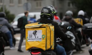 Varios riders de Glovo participan en una manifestación, en Moncloa, a 11 de mayo de 2021, en Madrid.