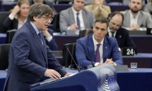 El expresident de Catalunya, Carles Puigdemont, durante su intervención en el Parlamento Europeo en presencia del presidente del Gobierno, Pedro Sánchez.