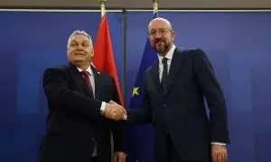 El primer ministro de Hungría, Viktor Orbán, saluda al presidente del Consejo Europeo, Charles Michel, a 13 de diciembre de 2023.