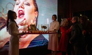 Los padres de Itziar Castro, Manel Castro y Lucía Rivadulla, durante un homenaje póstumo a la actriz Itziar Castro, en el Restaurante Red Fish, a 13 de diciembre  en Barcelona.