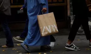 Una mujer con una bolsa de Zara, la principal enseña de la multinacional textil Inditex, en la Gran Vía de Bilbao. REUTERS/Vincent West