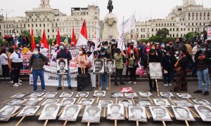 Varias personas protestan contra Alberto Fujimori en Perú, a 22 de mayo de 2021.