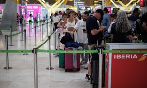 Varias personas hacen cola en un estand de Iberia en la Terminal T4 del Aeropuerto Adolfo Suárez-Madrid Barajas, a 21 de junio de 2023.