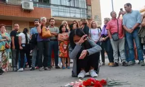 Vecinas, familiares y amigos de una mujer asesinada en el barrio de la Macarena mantienen un minuto de silencio, a 4 de septiembre de 2023 en Sevilla (Andalucía, España).