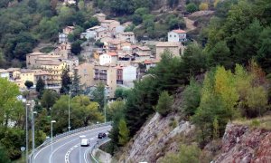 La carretera C-16 i al fons el poble de Cercs