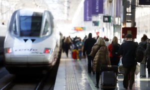 Viajeros en el andén de la estación María Zambrano de Málaga.