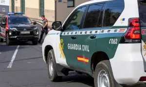 Imagen de archivo de un dispositivo de la Guardia Civil y de un coche de la Policía, a 6/12/2023