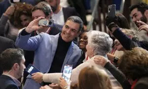 16/12/23 Pedro Sánchez se hace selfies con varias simpatizantes del PSOE, ayer en Santiago.