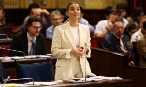 La presidenta del Govern balear, Marga Prohens, interviene durante un pleno en el Parlament balear, a 14 de noviembre de 2023, en Palma (España).