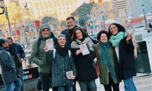 La regidora Lucía Martín a l'estació de plaça Catalunya, iniciat la campanya amb altres membres dels comuns i activistes