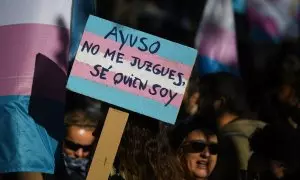 Varias personas protestan durante una manifestación en defensa de la Ley LGTBI y la Ley Trans de la Comunidad de Madrid