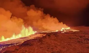 Fotografía cedida por las autoridades islandesas donde se observa una erupción volcánica al norte de Grindavík, en Islandia, a 19 de diciembre de 2023.