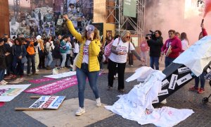 19-12-2023 Participants de la manifestació convocada pel sindicat Infermeres de Catalunya llançant la seva bata davant la Generalitat