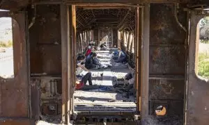 Solicitantes de asilo se refugian en trenes abandonados cerca de la ciudad de Tesalónica, Grecia, en su camino a lo largo de la ruta de los Balcanes en octubre de 2022.