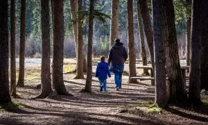 Un padre con su hijo.