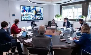 La vicepresidenta y ministra de Economía, Nadia Calviño, con su equipo durante la reunión de los ministros de Finanzas de la UE por videoconferencia para cerrar el acuerdo sobre la reforma de las reglas fiscales.