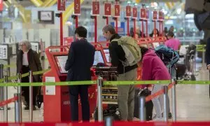 Varias personas facturan sus maletas, en el Aeropuerto Adolfo Suárez-Madrid Barajas, a 5 de diciembre de 2023.