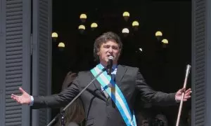 El presidente de Argentina, Javier Milei, sale al balcón de la Casa Rosada para saludar a simpatizantes, a 10 de diciembre de 2023.