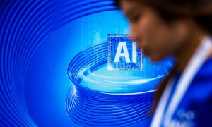 Las siglas AI (Inteligencia Artificial, en inglés) durante una convención sobre la materia en China, a 14 de diciembre de 2023.