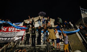 Decenas de personas participan en una manifestación frente al Congreso de Argentina contra las medidas anunciadas por el presidente Javier Milei, a 20 de diciembre de 2023.