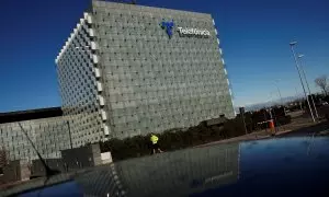 Un hombre corre delante de la sede corporativa de Telefónica, en la zona norte de Madrid. REUTERS/Susana Vera