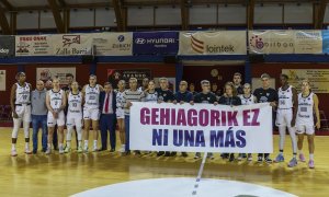 Las jugadoras y los directivos del club Lointek Gernika portan una pancarta contra Mario López, en Gernika, a 20 de diciembre de 2023.