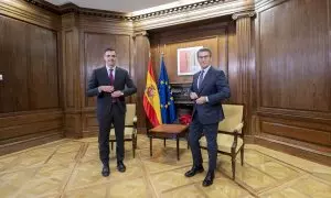 El presidente del Gobierno, Pedro Sánchez (i), y el líder del PP, Alberto Núñez Feijóo (d), durante una reunión, en el Congreso de los Diputados, a 22 de diciembre de 2023, en Madrid (España)