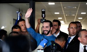 El presidente de El Salvador, Nayib Bukele, saluda cuando llega a la sede del Tribunal Supremo Electoral para registrarse para las próximas elecciones, en San Salvador, el 26 de octubre de 2023.