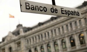 Cartel en la entrada a la estación de metro de Banco de España, frente a la sede de la institución, en Madrid. REUTERS/Juan Medina