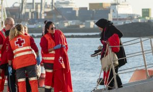 Salvamento Marítimo recibe en Lanzarote a una mujer que ha llegado este miércoles en una patera.