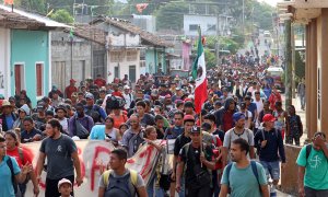 27/12/23 - Migrantes avanzan hoy, en una caravana hacia EEUU, en el municipio de Escuintla, en Chiapas (México).