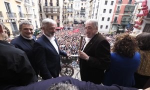 El nuevo alcalde de Pamplona, Joseba Asiron (d), celebra en el balcón del ayuntamiento la victoria en la moción de censura que ha desbancado a Cristina Ibarrola (UPN), este 28 de diciembre.