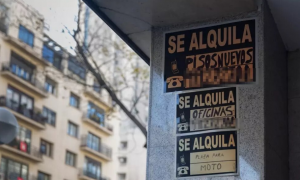 Foto de archivo cartel de 'se alquila'