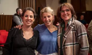 30/12/23 De izquierda a derecha, la excoordinadora de Esquerda Unida en A Coruña, Carmen Armada; la líder de Sumar, Yolanda Díaz, y la portavoz de Podemos y candidada de esa formación a la Xunta, Isabel Faraldo / Foto: Podemos