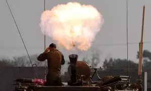 Soldados israelíes disparan fuego de mortero en una zona cercana a la frontera con la Franja de Gaza, a 1 de enero de 2024.