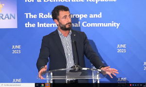 Emanuele Pozzolo durante una conferencia en París, a 30 de junio de 2023.