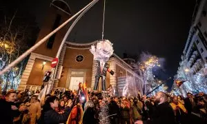 Decenas de personas celebran la entrada del año nuevo en la calle Ferraz golpeando un muñeco de Pedro Sánchez, a 1 de enero de 2024, en Madrid.