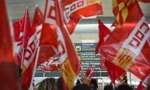 Varias personas protestan durante una concentración de CCOO y UGT durante la primera jornada de huelga en el servicio de 'handling' de Iberia, en el aeropuerto de Barcelona, a 5 de enero de 2024.