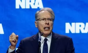 Wayne LaPierre, vicepresidente ejecutivo y director ejecutivo de la Asociación Nacional del Rifle, anunció el viernes su próxima dimisión tras las acusaciones de corrupción por parte de la fiscal de Nueva York